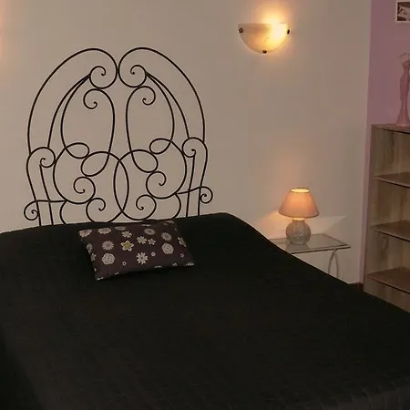 Les 2 Du Clos De La Vigne * Montreuil (Pays de la Loire)